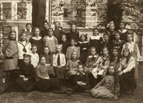 351222 Groepsportret met de meisjes van een klas van een onbekende school te Utrecht.